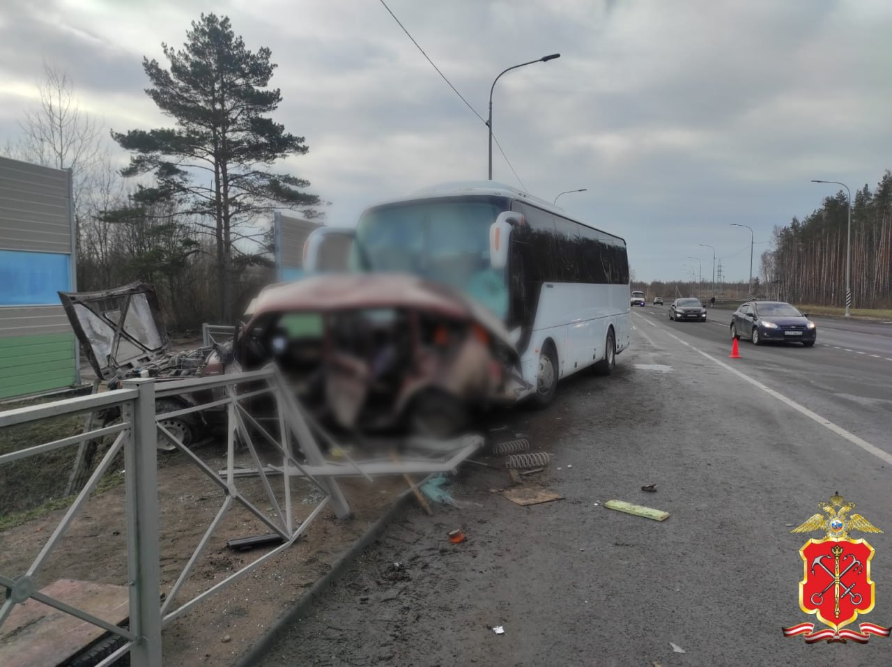 Фото: подробности ДТП с «Нивой» и автобусом на пути к Усть-Луге в  Кингисеппском районе Ленинградской области - 8 апреля 2024 - ФОНТАНКА.ру