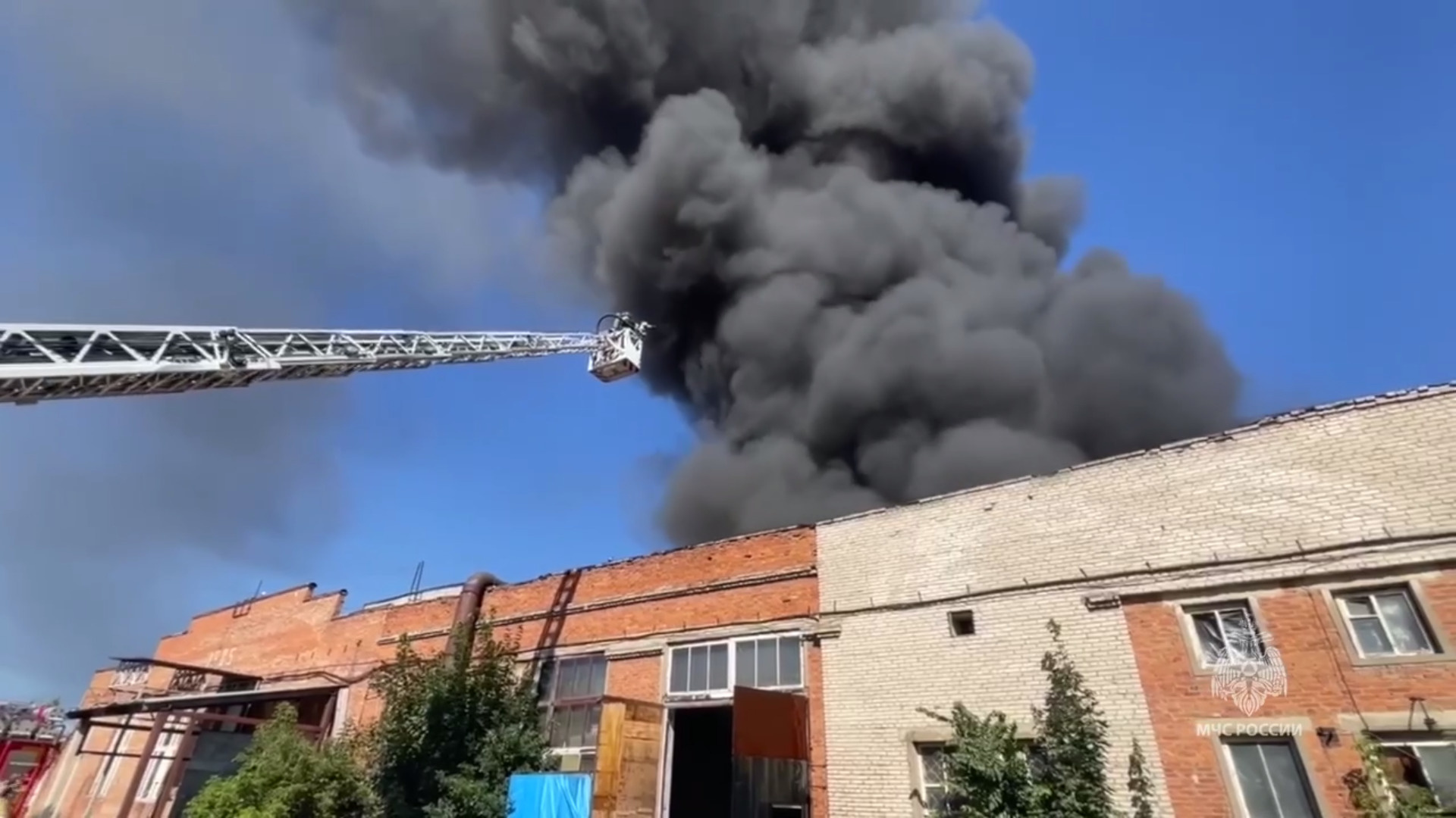 Мощный пожар в Химках — на фото и видео. У цеха обрушилась кровля