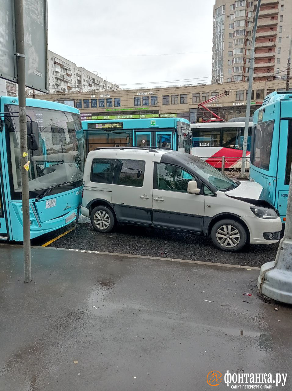 Фото ДТП с тремя автобусами и автомобилем на улице Ярослава Гашека в  Петербурге - 28 июля 2023 - ФОНТАНКА.ру