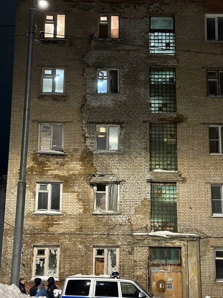 В Подмосковье экстренно эвакуируют жителей дома из-за трещины в стене