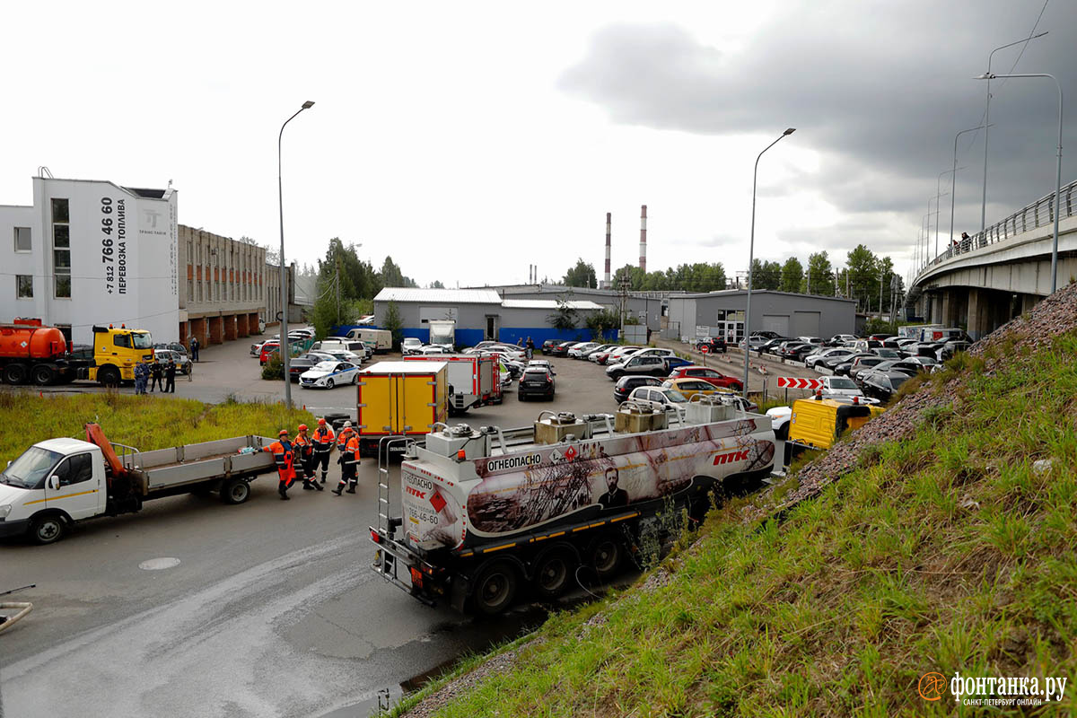 Что известно о пожаре в автосервисе у нефтебазы «Ручьи» в Петербурге - 3  сентября 2023 - ФОНТАНКА.ру