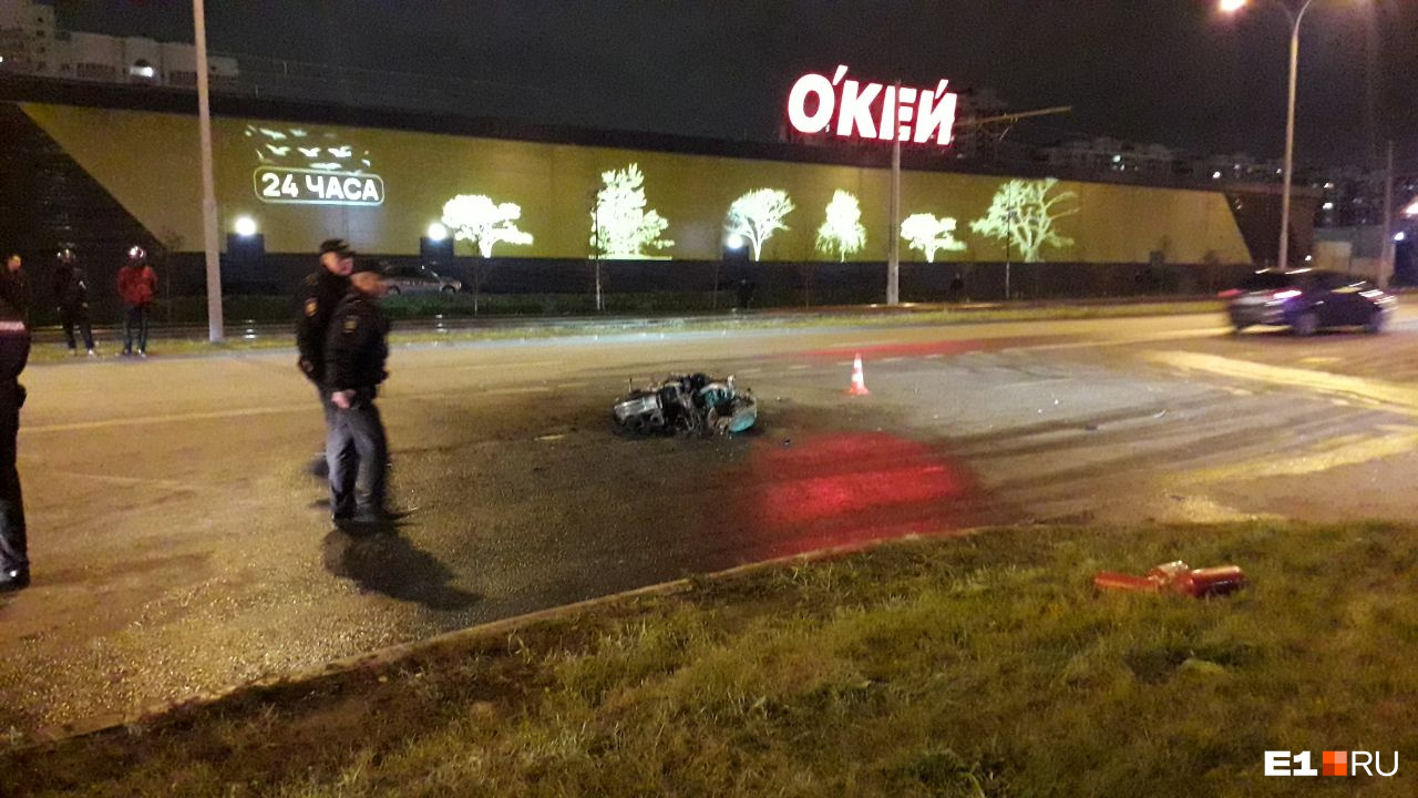 На мотоцикле ехали двое. Видео, как после страшного ДТП в Екатеринбурге людей вытаскивали из огня