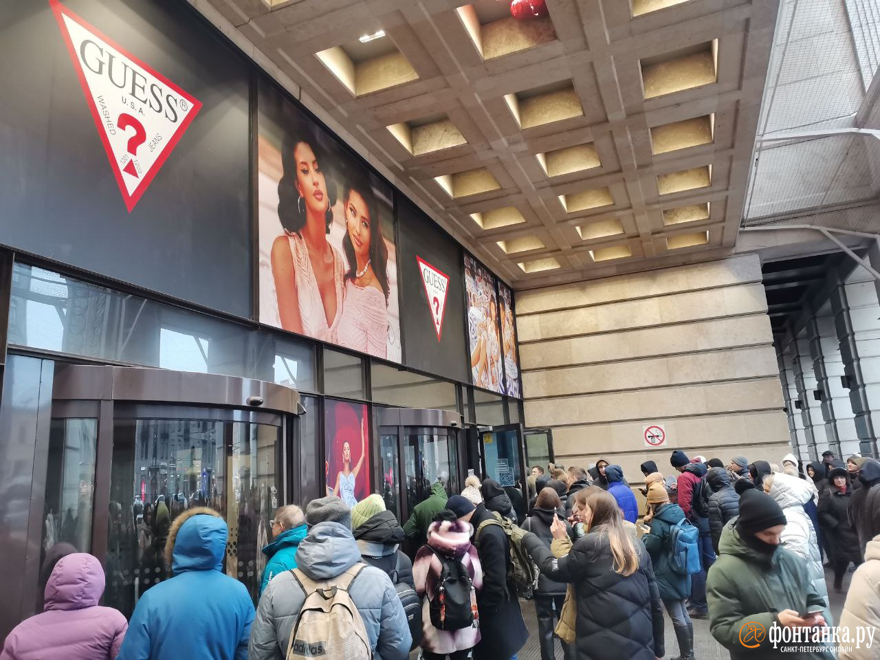 В Петербурге закрыли вход в ТЦ «Галерея». Очевидцы говорят об «облаве на подростков»