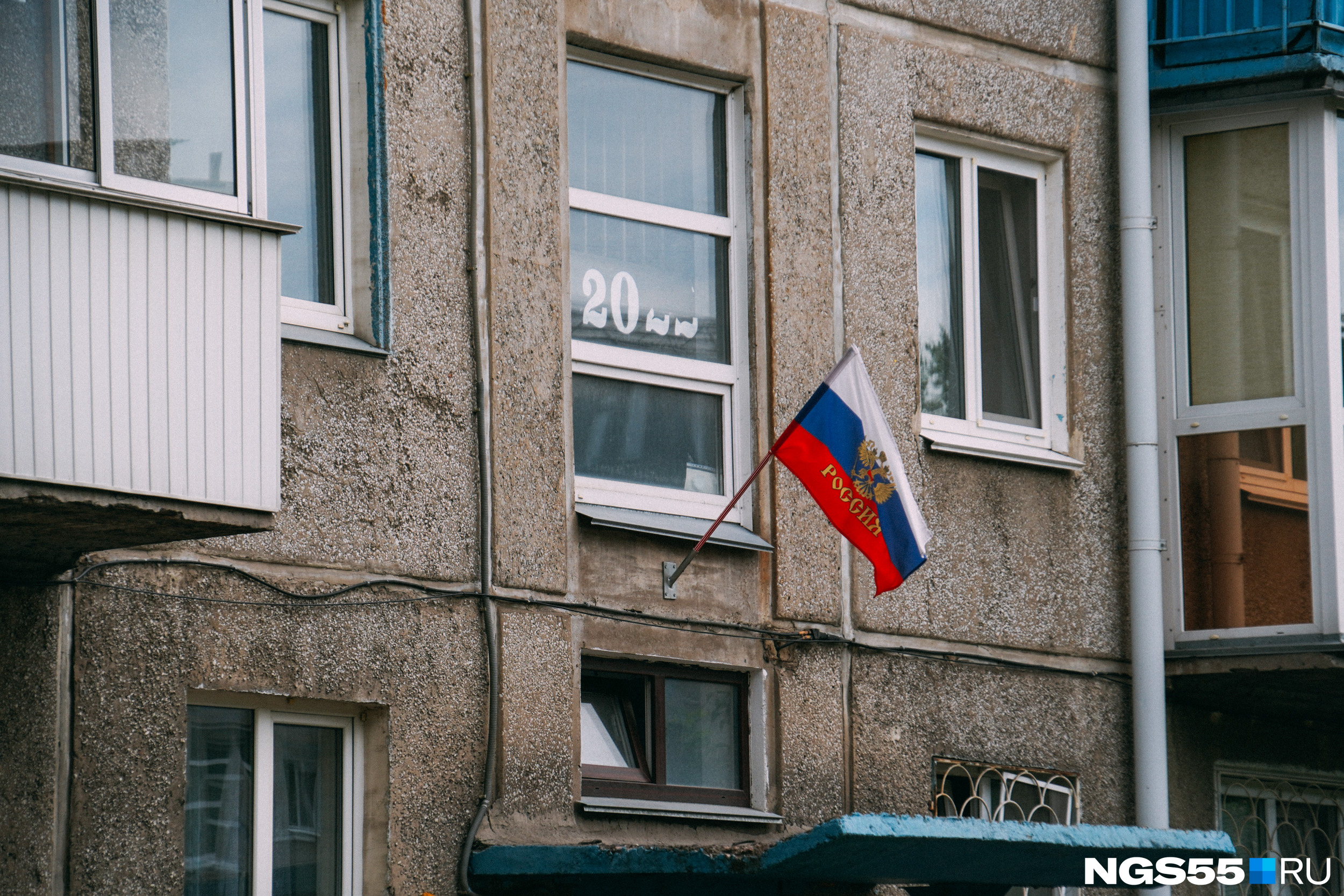Над каждым подъездом развивается флаг Российской Федерации