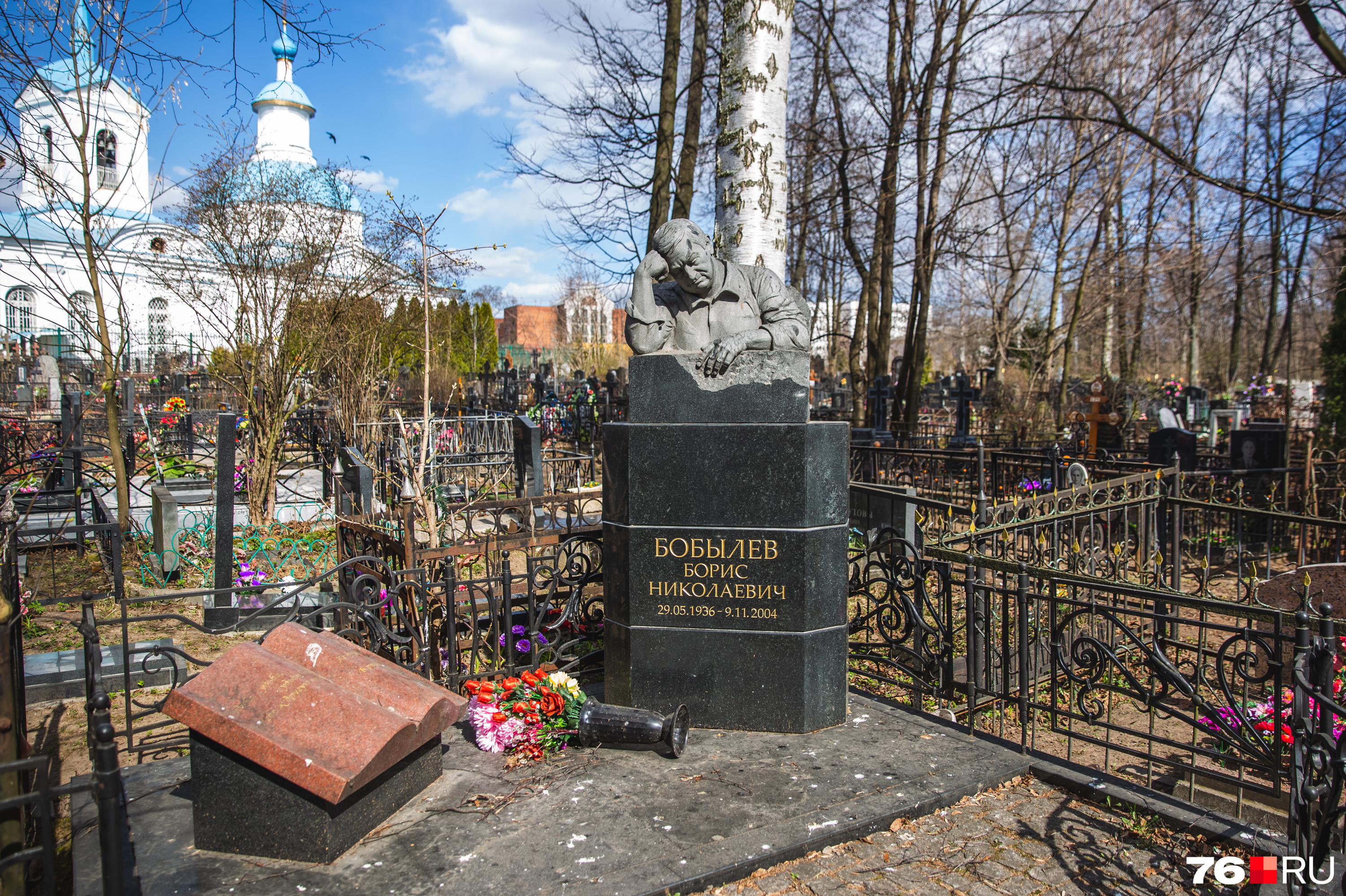 Вместо фотографии на могиле Бориса Бобылева — скульптурное изображение