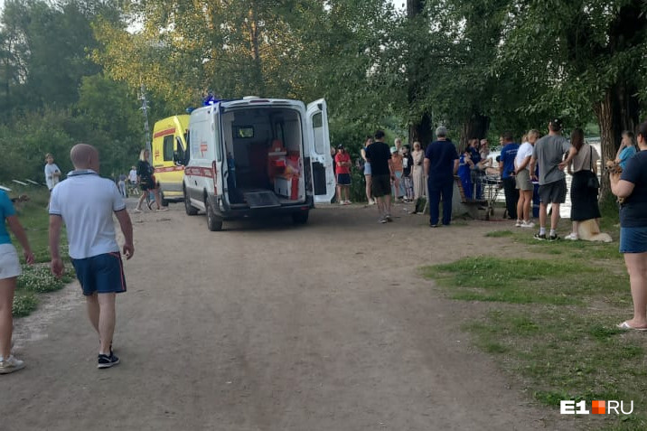 «Колено в мясо». В центре Екатеринбурга катер снес парня на Городском пруду