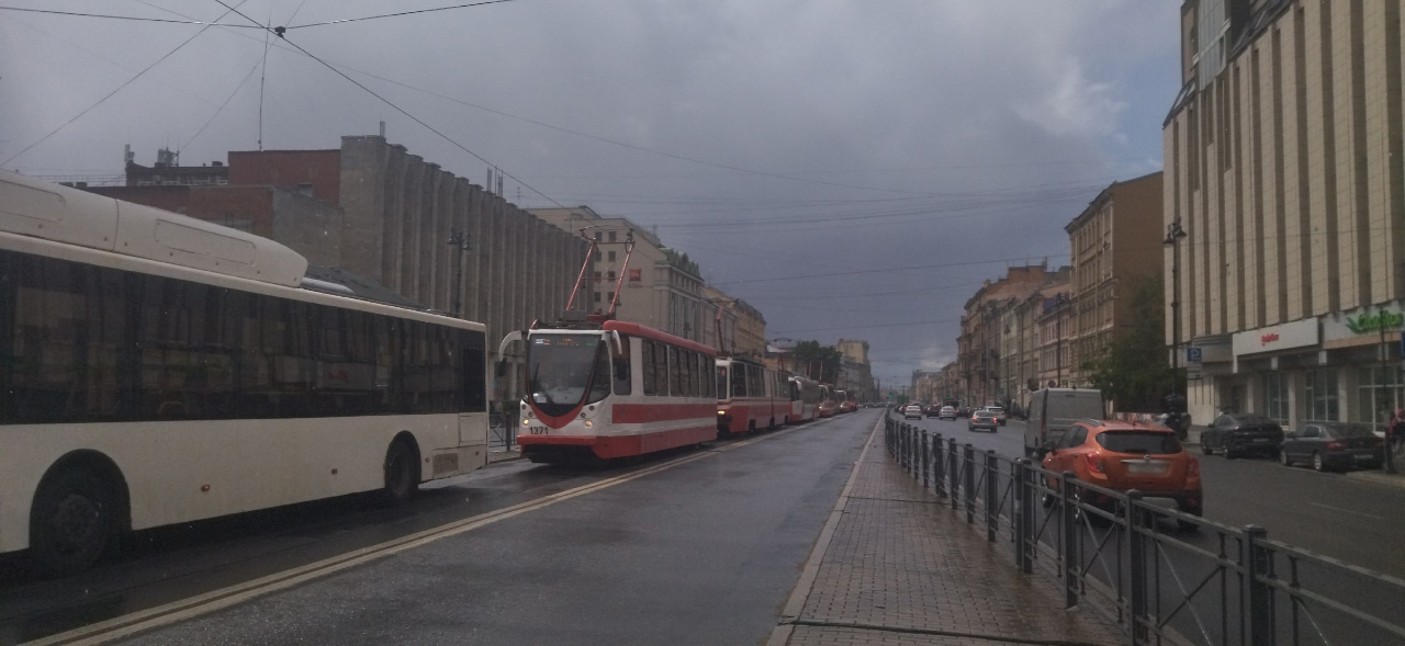 Трамвай догнал автобус на «выделенке» Лиговского, и общественный транспорт застрял в ловушке