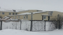Последствия ветра: кровлю сорвало с крыши школы в Новосибирской области