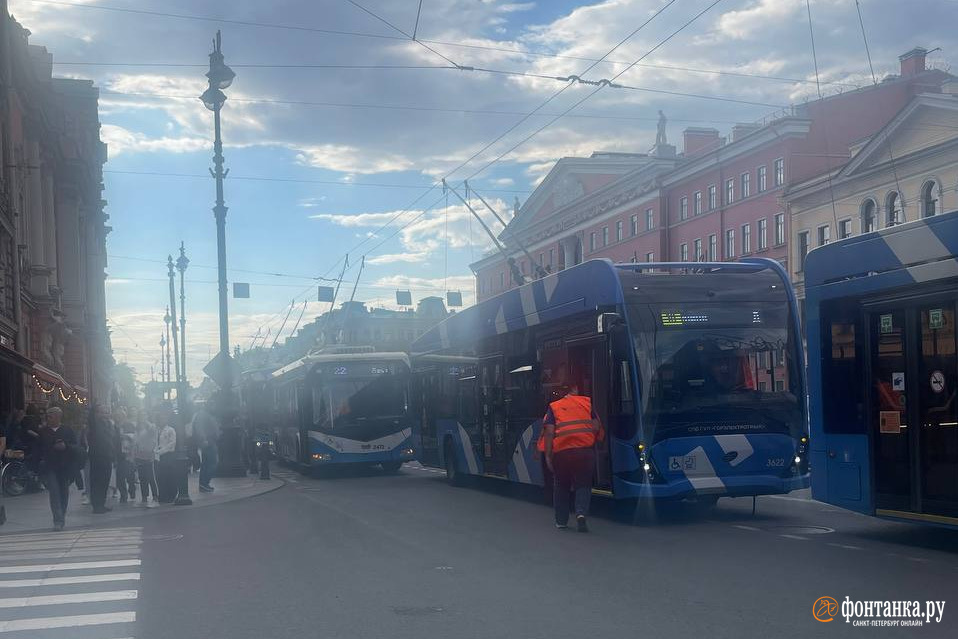 Троллейбусы встали на Невском проспекте