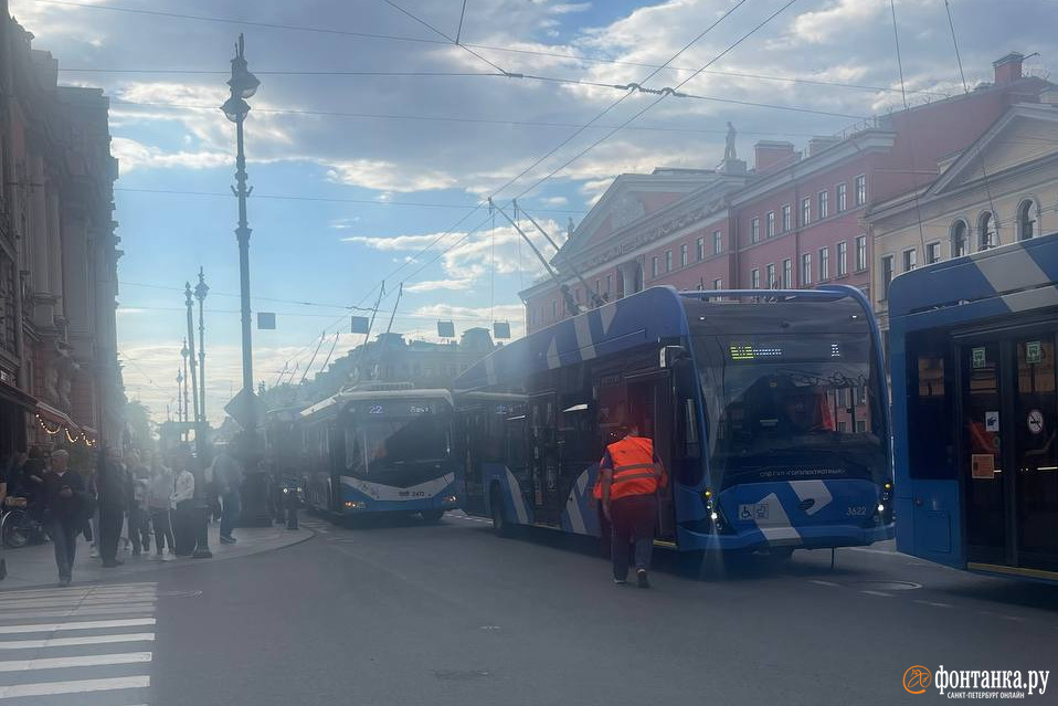 Троллейбусы встали на Невском проспекте