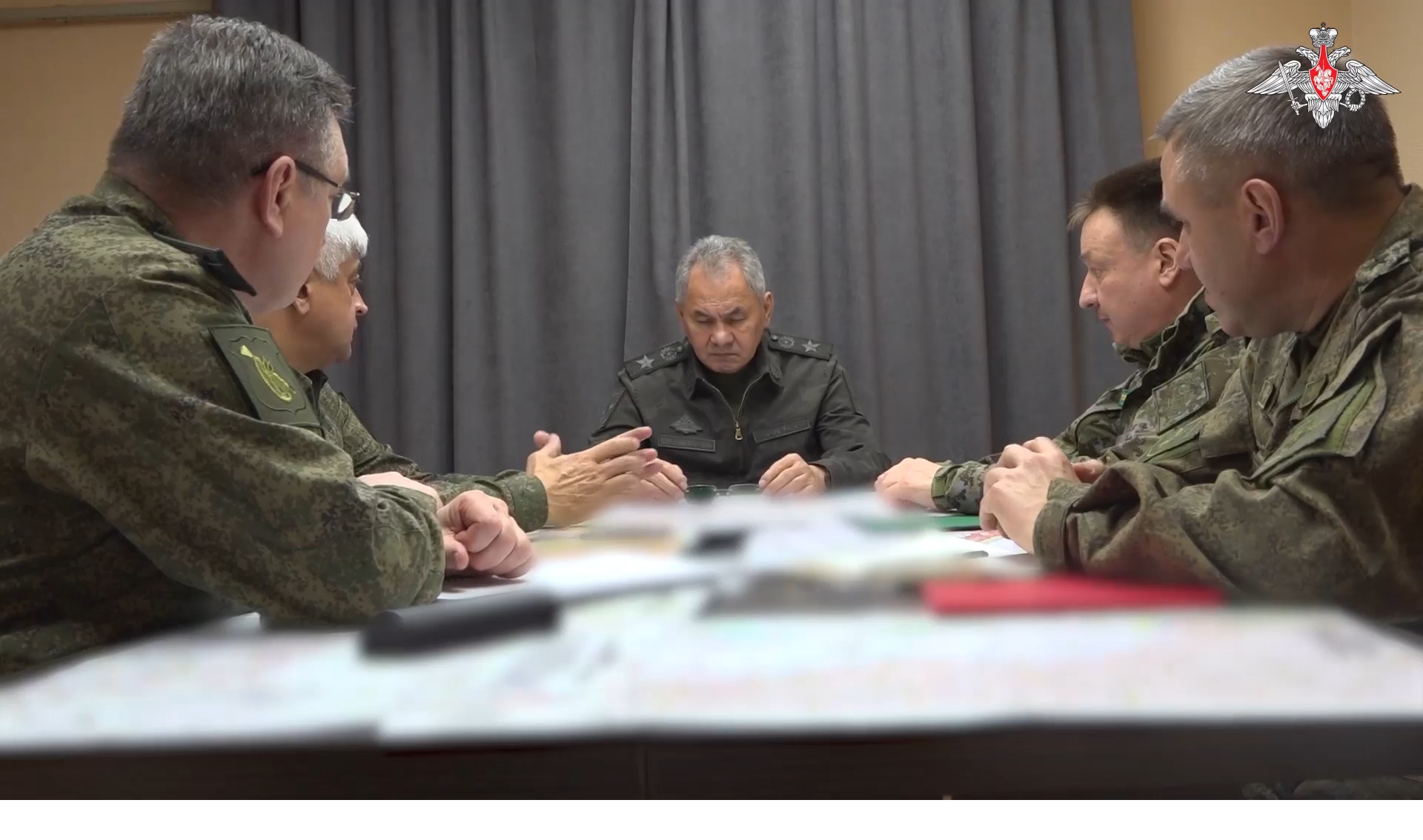 Шойгу провел совещание в штабе Объединенной группировки войск