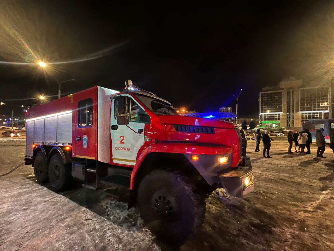 Крупный торговый центр загорелся в Новокузнецке. Спасатели рассказали о произошедшем