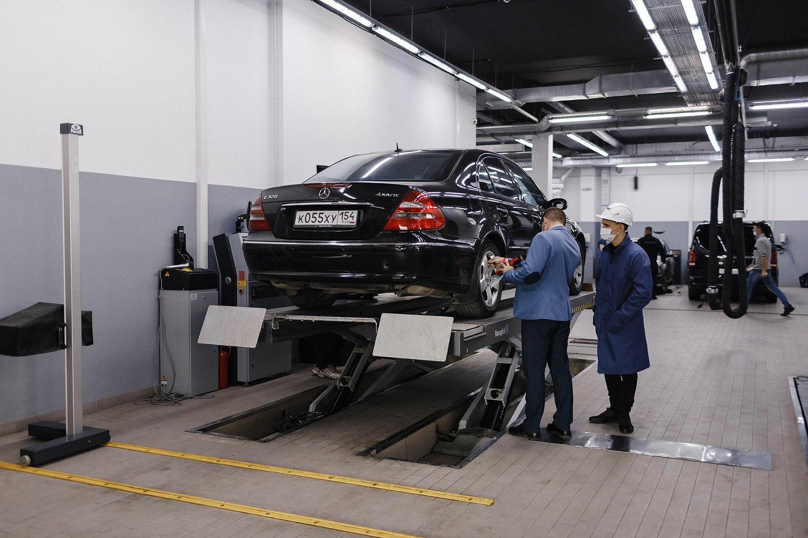 Автосервис в гараже. Автосервис авто на подъемнике. Скан авто автосервис. Автосервис фото. Современный автосервис.