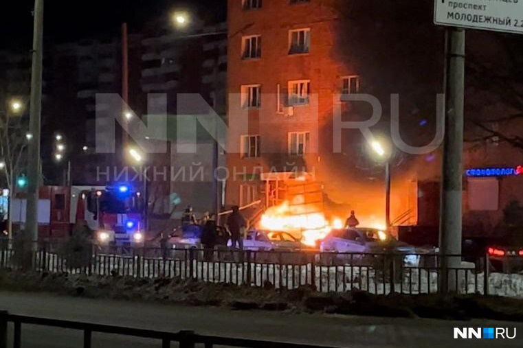 «Было около 2–3 взрывов». В Автозаводском районе сгорела «Газель» — огонь перекинулся на пункт «Вайлдберриз»