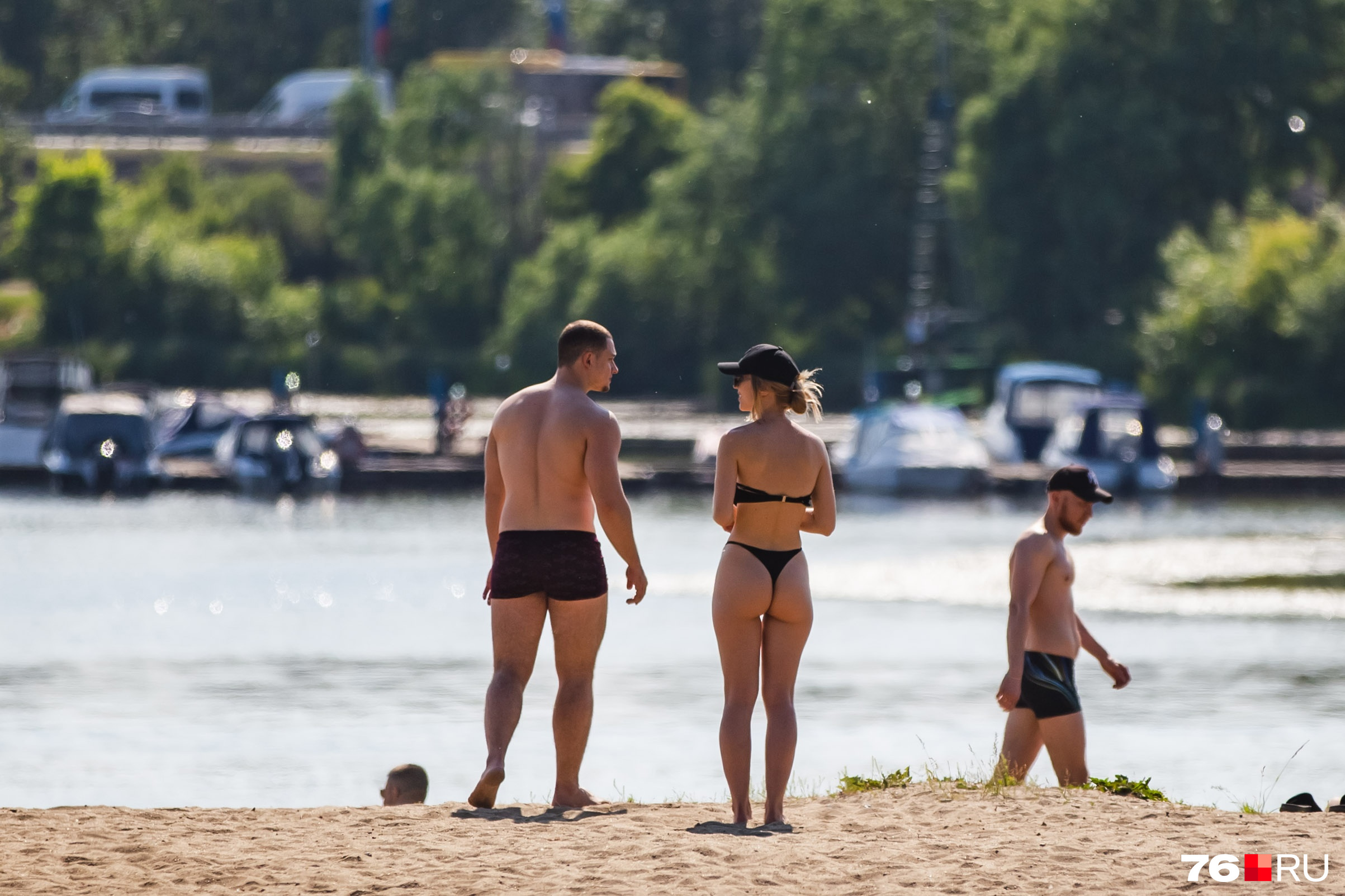 Где купаться в июле. Тверицкий пляж Ярославль. Отдыхающие на пляже. Городской пляж. Люди на пляже.