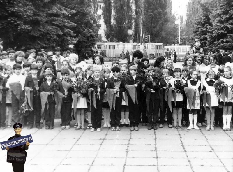 Учеников школы <nobr class="_">№ 4</nobr> принимают в пионеры, 9 мая 1991 года Учеников школы <nobr class="_">№ 4</nobr> принимают в пионеры, 9 мая 1991 года