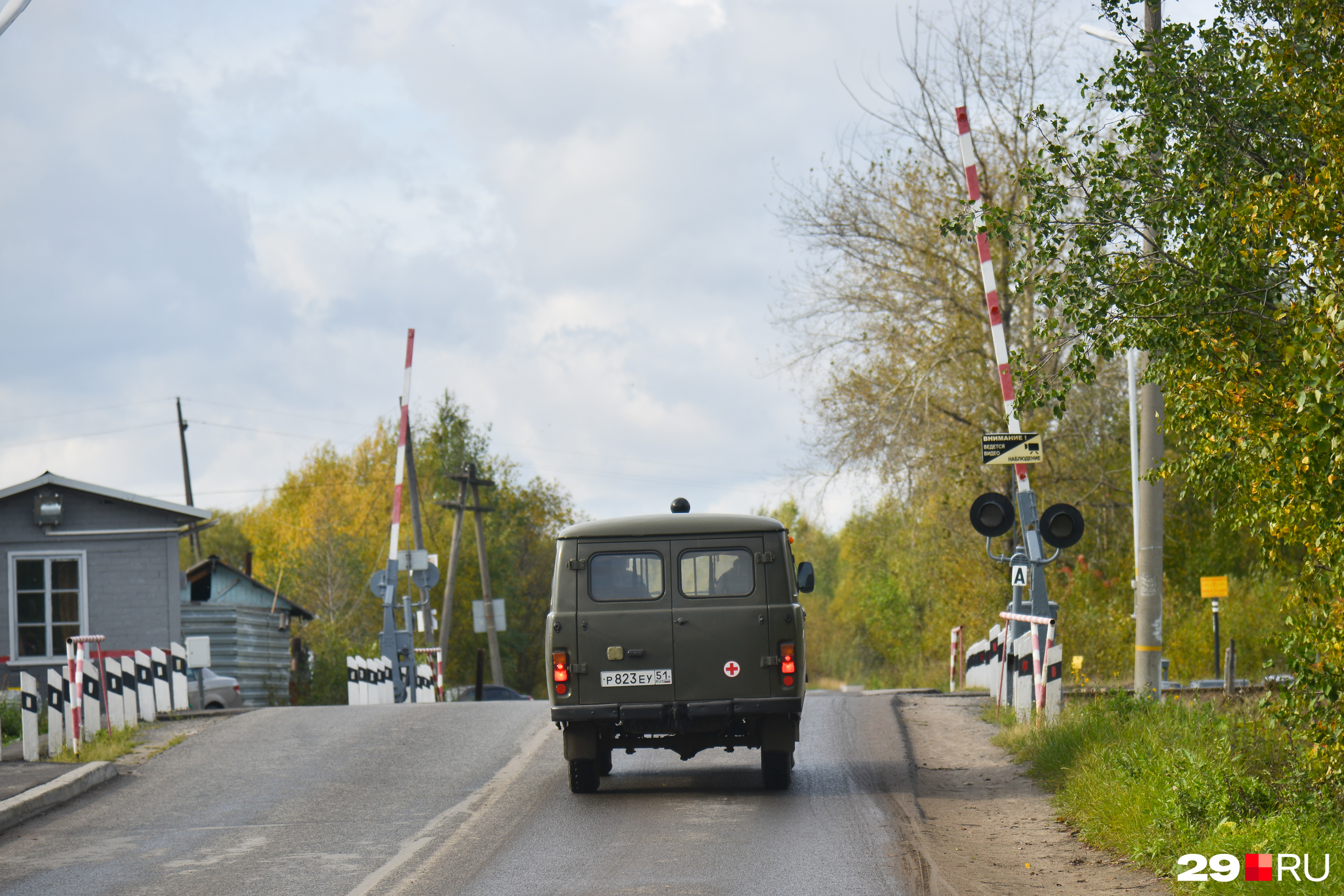 После железной дороги путь ведет к дачным поселкам После железной дороги путь ведет к дачным поселкам