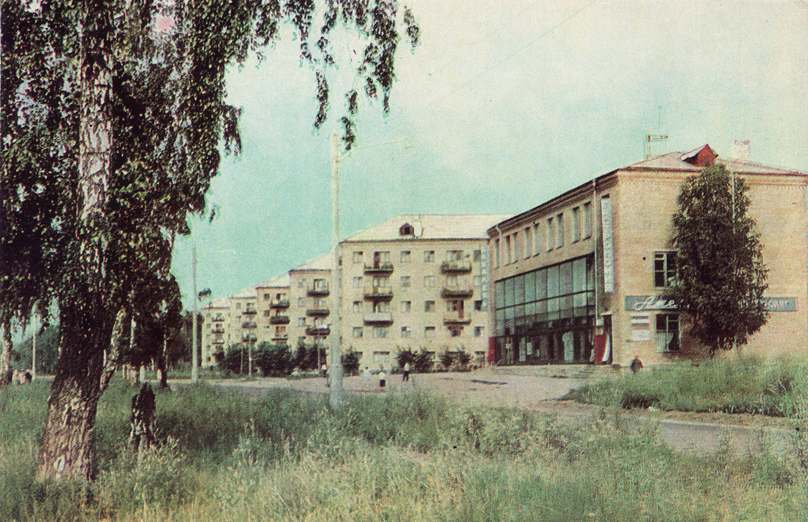 А это Студгородок рядом с только что открывшимся на тот момент политехом. В кадр попало здание гастронома, в честь которого до сих пор называется автобусная остановка. Сейчас на его месте работает супермаркет «Командор» А это Студгородок рядом с только что открывшимся на тот момент политехом. В кадр попало здание гастронома, в честь которого до сих пор называется автобусная остановка. Сейчас на его месте работает супермаркет «Командор»
