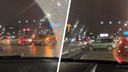 Массовое ДТП произошло на Октябрьском мосту — видео с места аварии