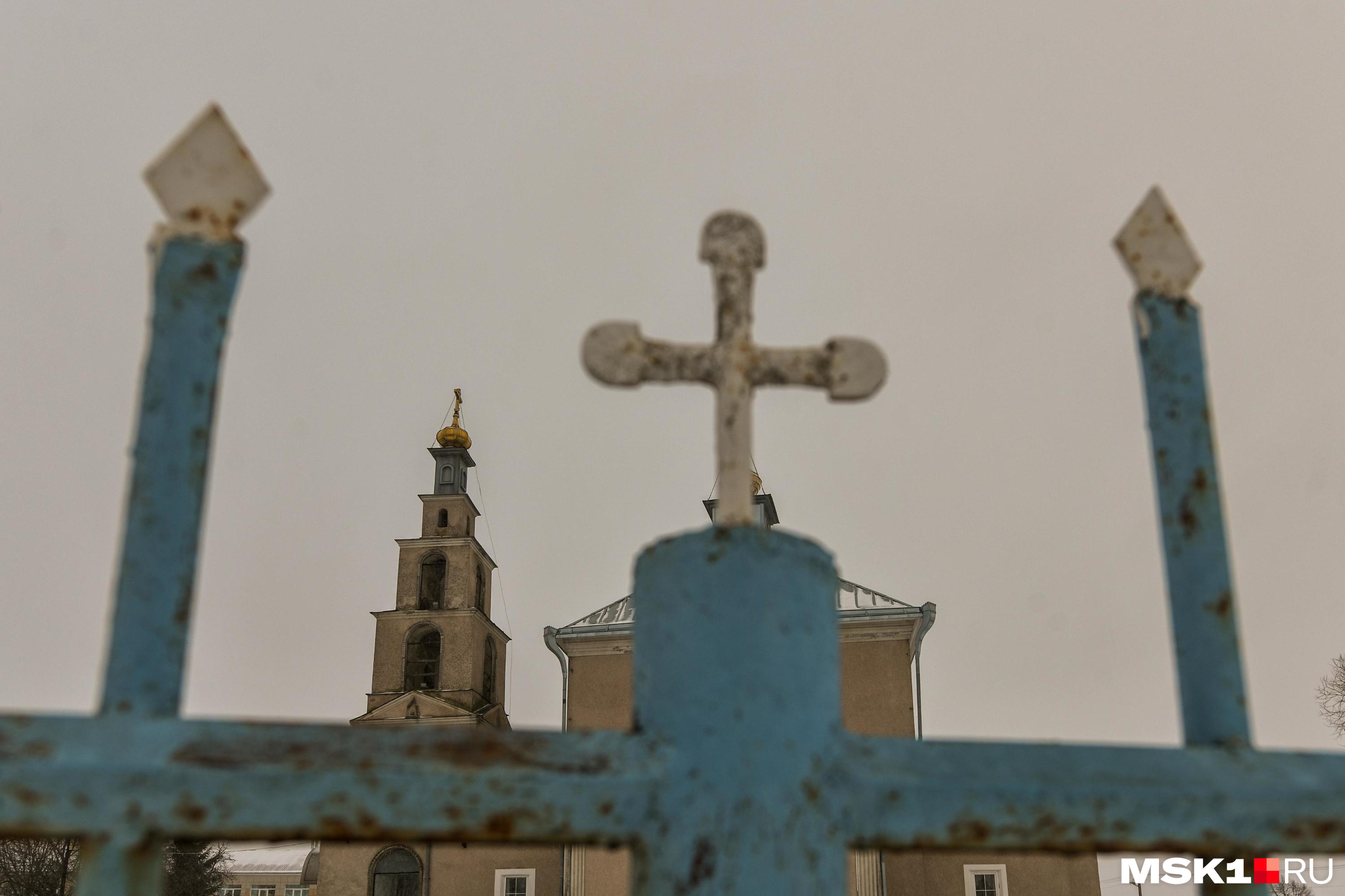 Женщина покрывает голову в храме