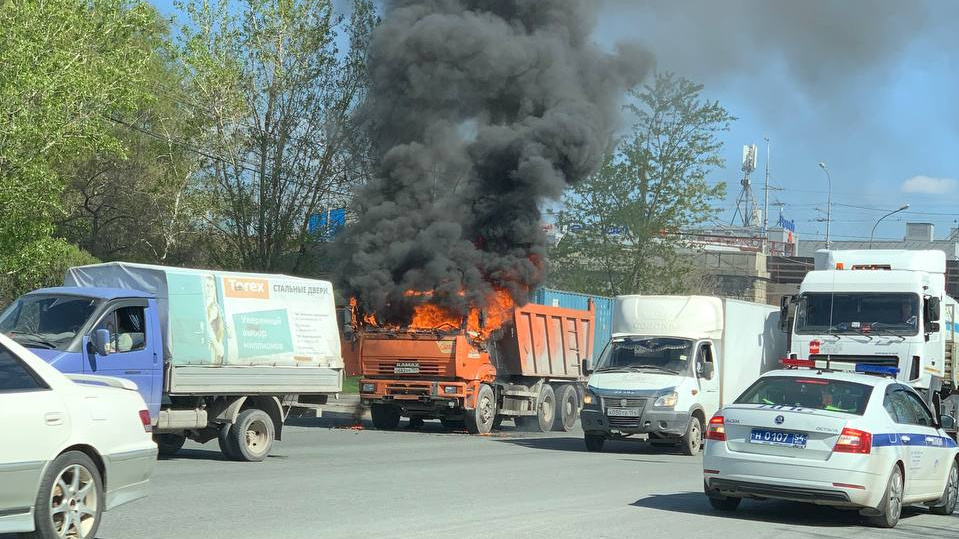 КАМАЗ из преисподней: грузовик загорелся на Большевистской — над его горящей кабиной поднялся толстый столб дыма