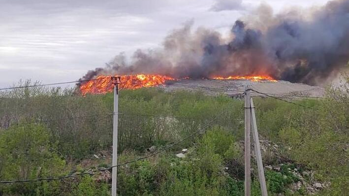 Дым видно с правого берега: показываем страшные кадры с пожара на свалке в Новосибирске