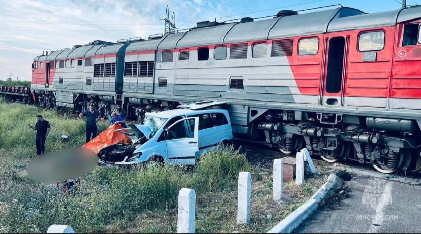 «Люди ехали на операцию». Пять человек погибли в Запорожье в ДТП с поездом, МЧС показывает фото