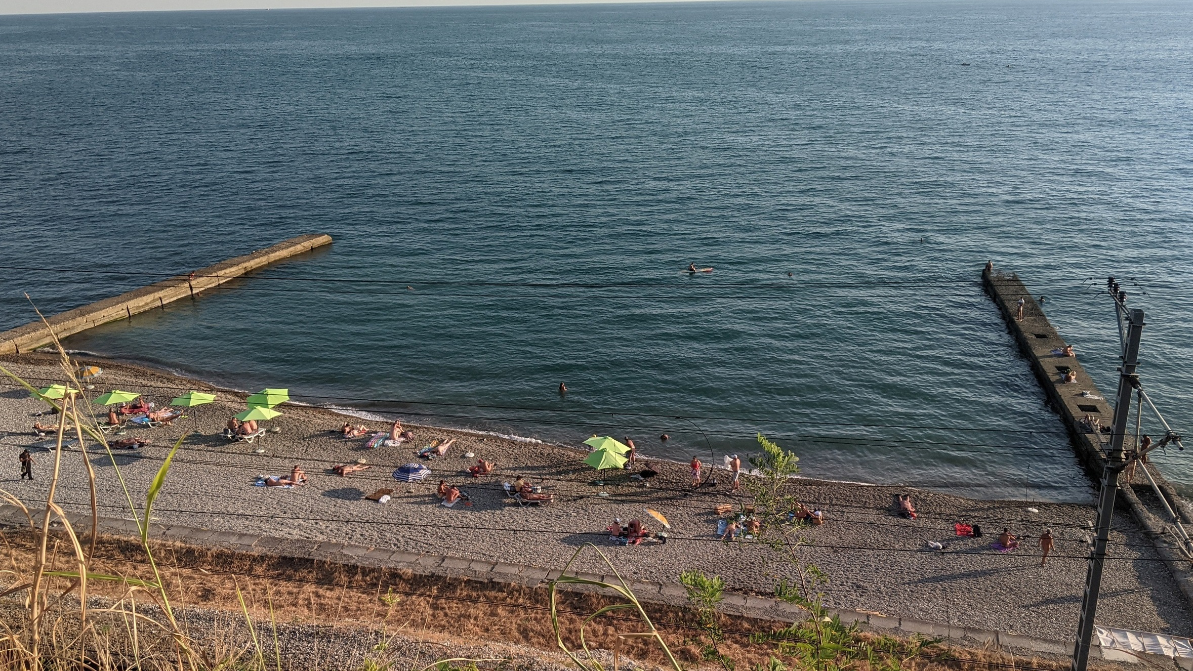«Пришел сюда — снимай трусы!»: нудистские пляжи в Сочи набирают всё большую популярность у туристов