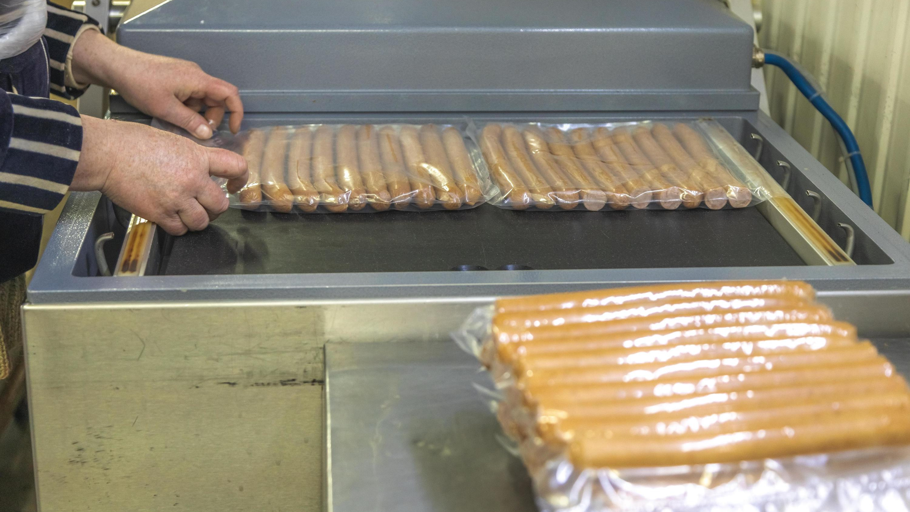Фирма колбасного магната Кузичкина пошла на мировую с орским конкурентом