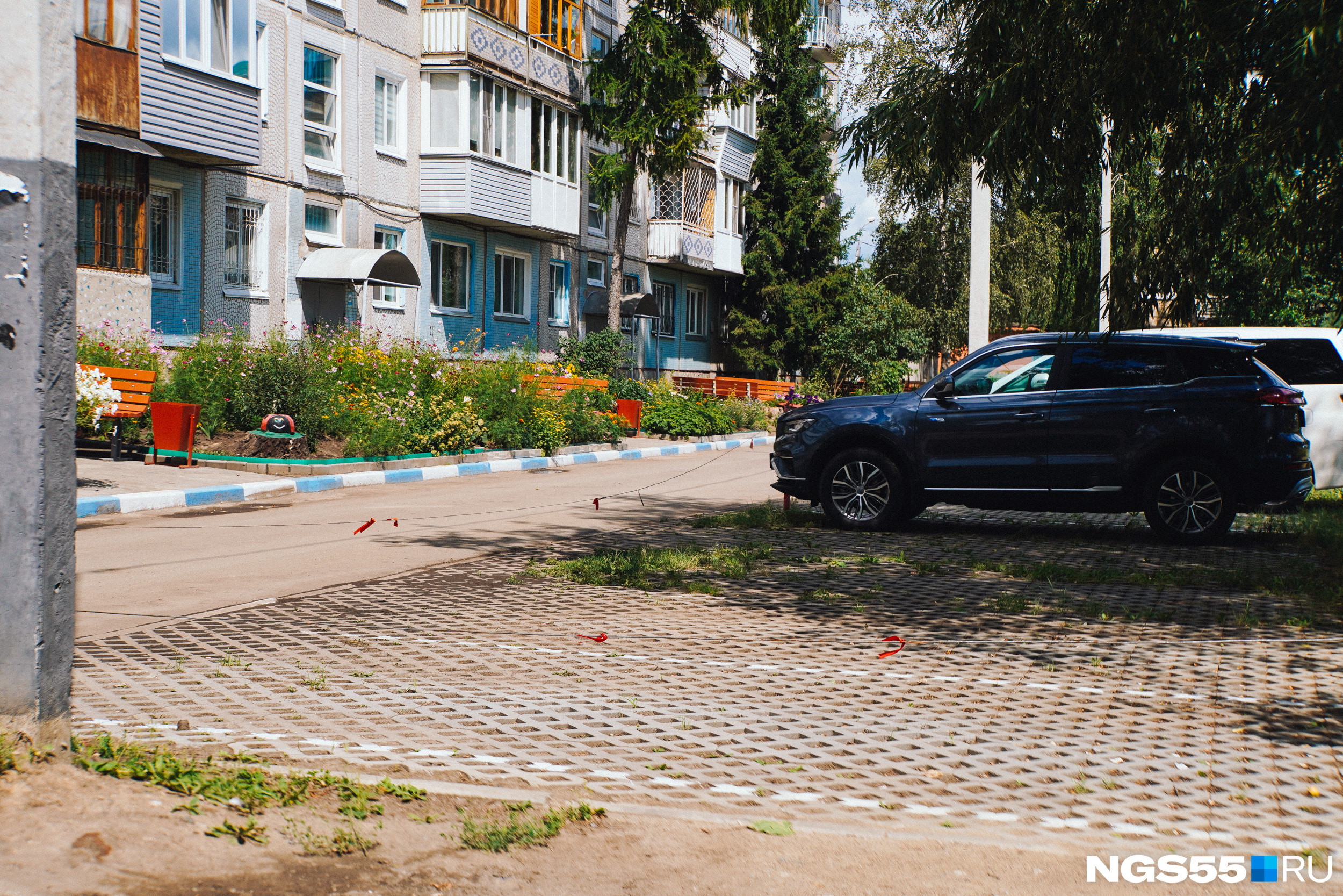 Соседний двор смог справиться с этой проблемой достаточно современным решением. Именно так устраивают парковки в зеленых старых дворах Москвы