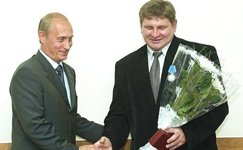 На фото — Владимир Щербаков, которого награждают как руководителя трудового коллектива горняков шахты в Междуреченске