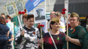 Новосибирцы вышли на акцию «Бессмертный полк» — показываем атмосферные фото