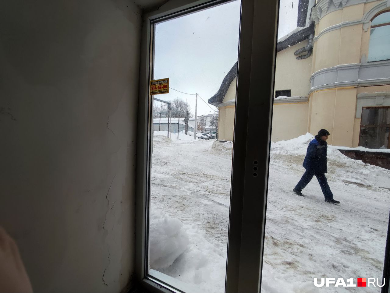 Местные поговаривают, что в снежные дни из окна вообще невозможно выглянуть