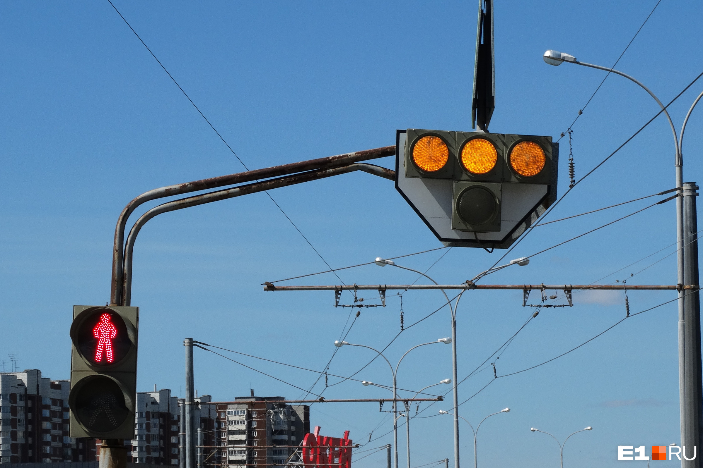 Транспортный светофор для трамвая. Трамвайный светофор. Светофор для трамвая. Сигналы трамвайного светофора. Светофор до трамваев.