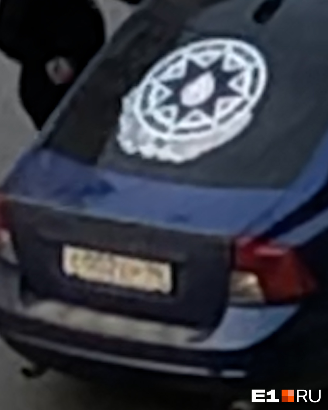 Автомобиль можно опознать по большой наклейке на заднем стекле — это государственный герб Азербайджана