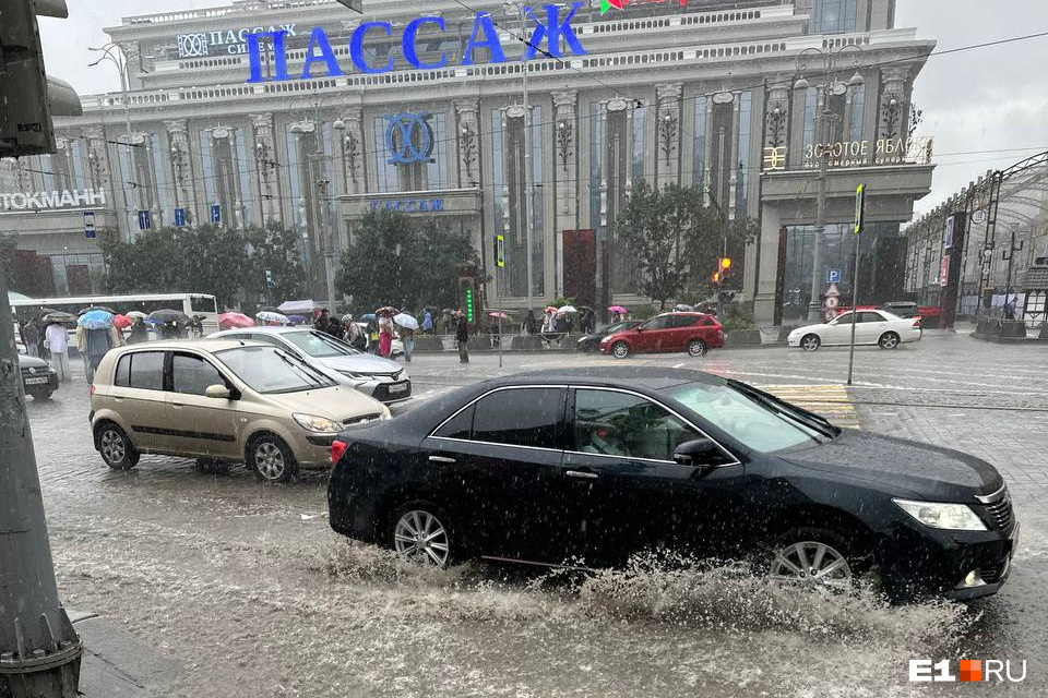 Екатеринбург уходит под воду. Апокалиптичные фото и видео городского потопа