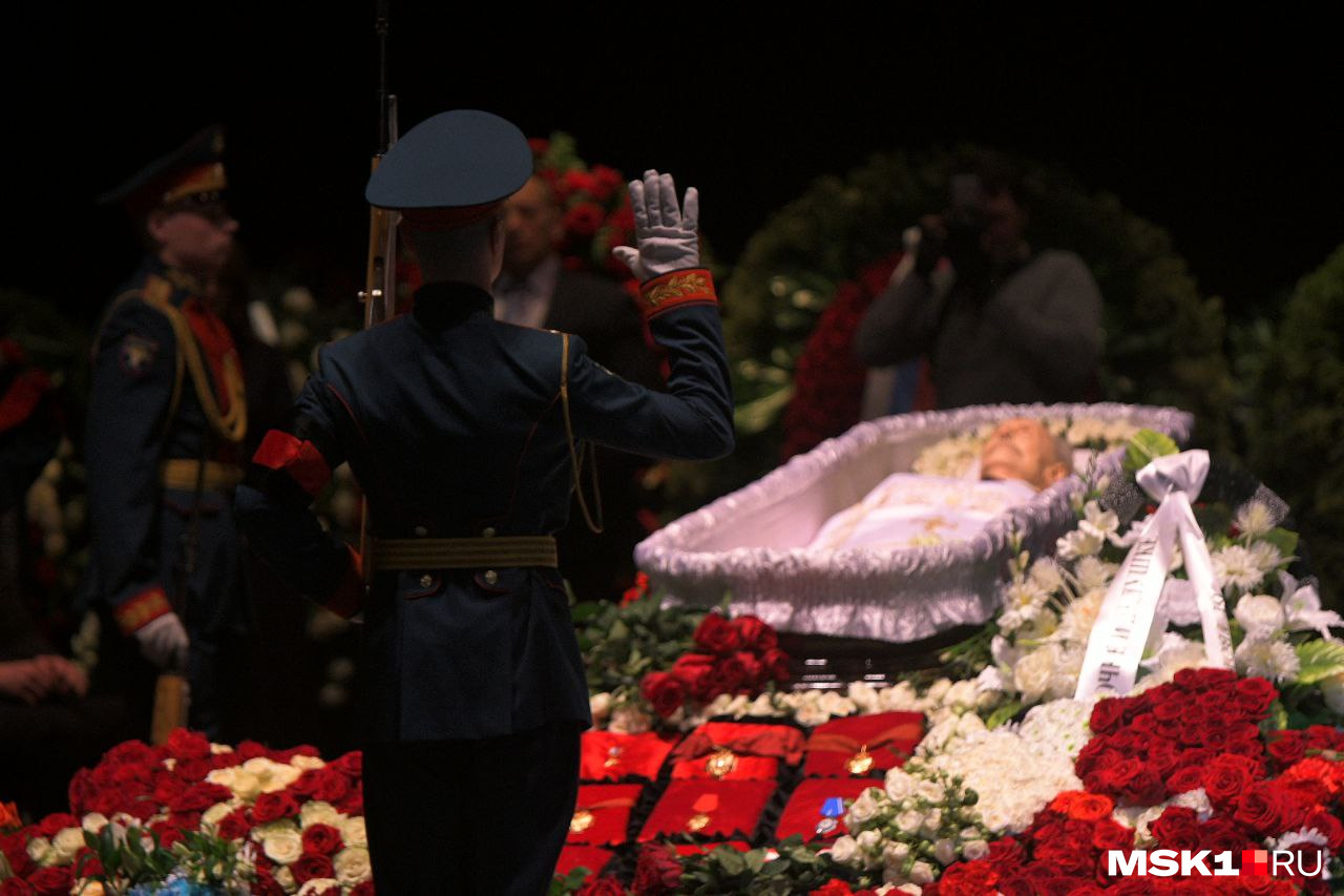 Флоретки на гроб. Венок похоронный со звездой. Букет в гроб для мужчины. Композиция из цветов на могилу. Траурная флористика из искусственных цветов.