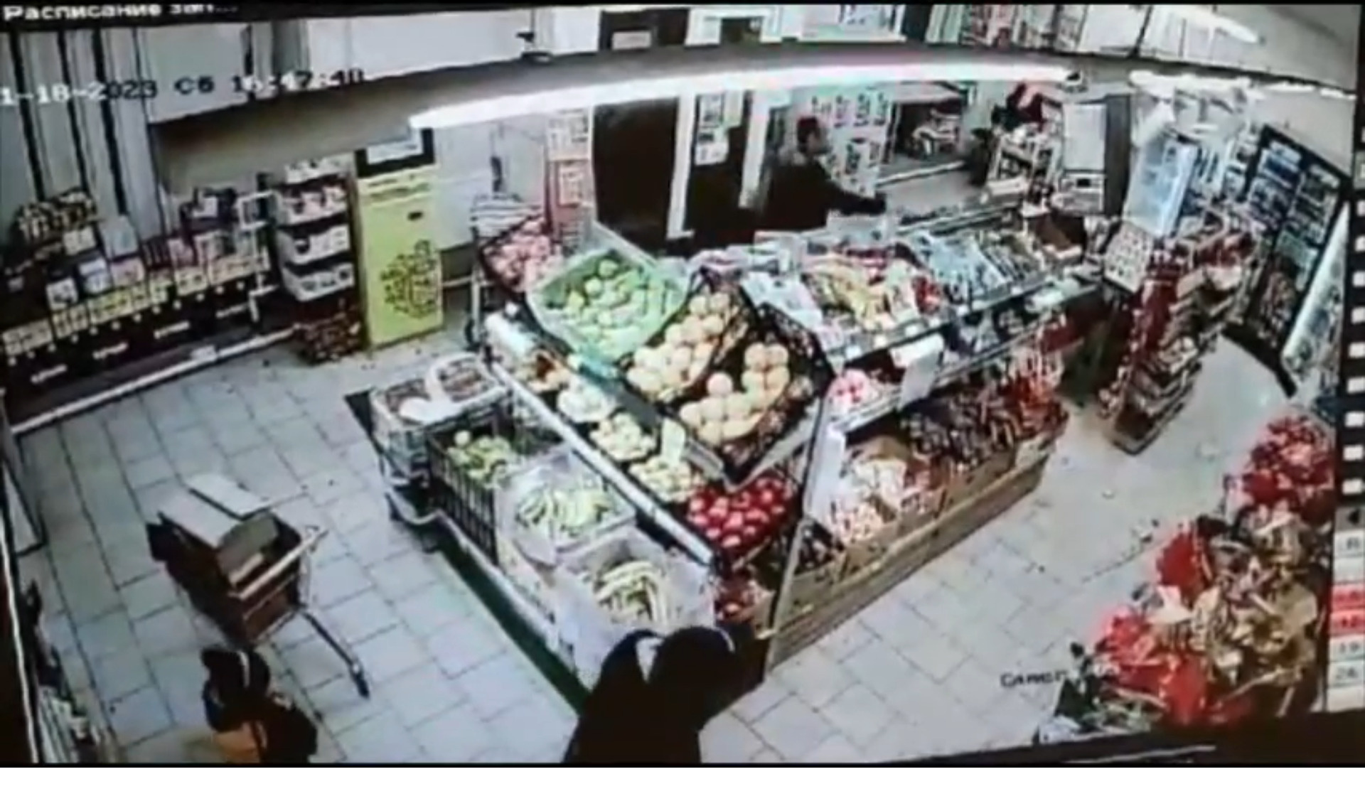 Камера сняла бомбардировку овощами в супермаркете на Шкапина. Начало ей положил удар в горло