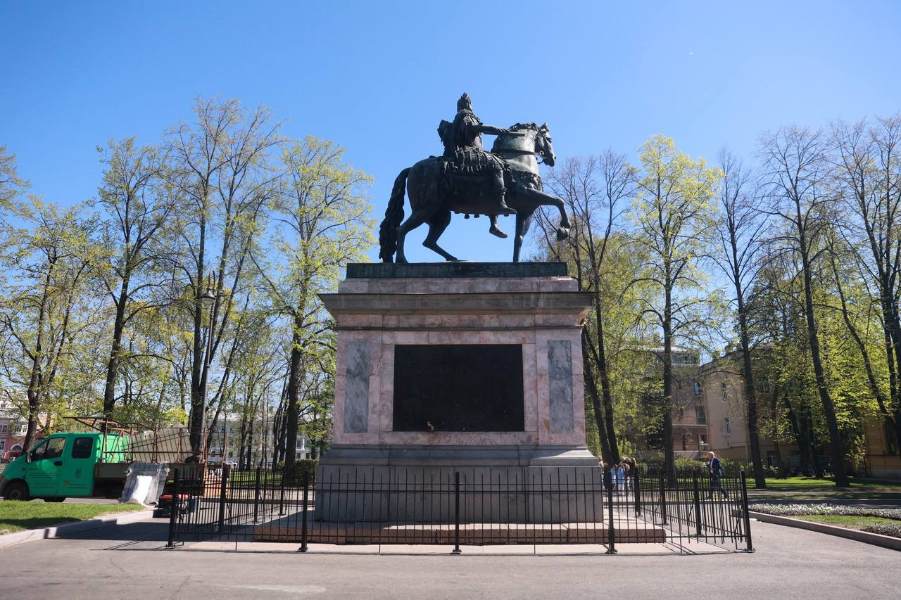 Памятник Петру I у Михайловского замка отправили за решетку из-за приметы