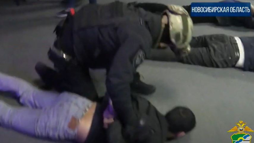 ФСБ и полиция нагрянули в клуб азартных игр в Новосибирске — видео жесткого задержания