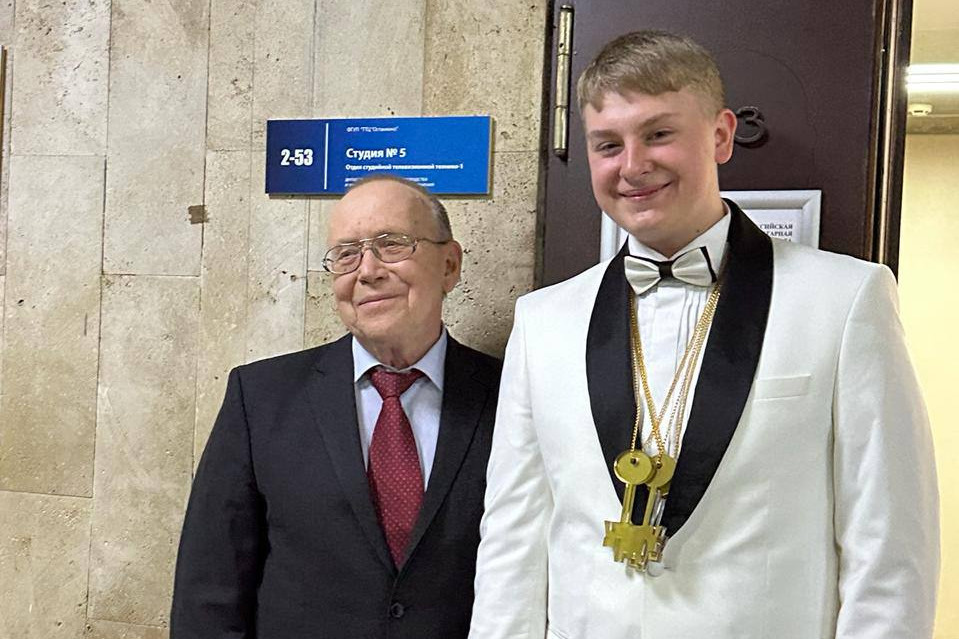 Ученик элитной екатеринбургской школы заработал больше 100 тысяч, выиграв в шоу «Умницы и умники»