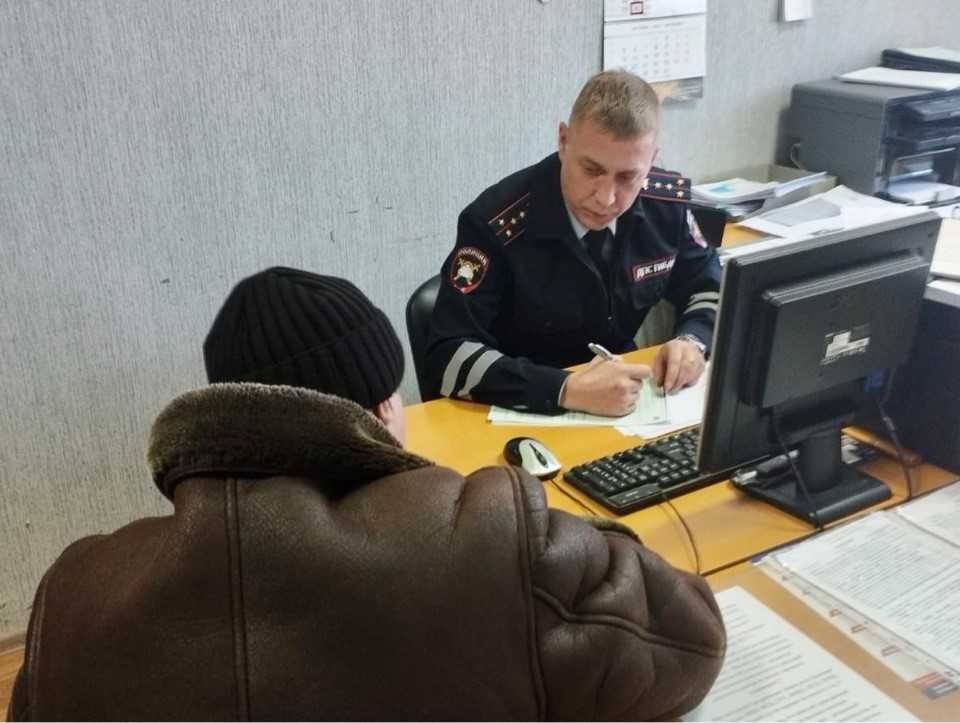 Решил, что самое время учиться. В Екатеринбурге поймали мужчину, который посадил за руль восьмилетнего сына