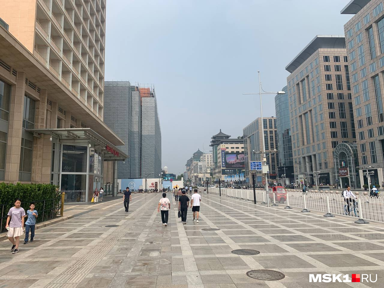 Одна из центральных улиц в Пекине с несколькими торговыми центрами