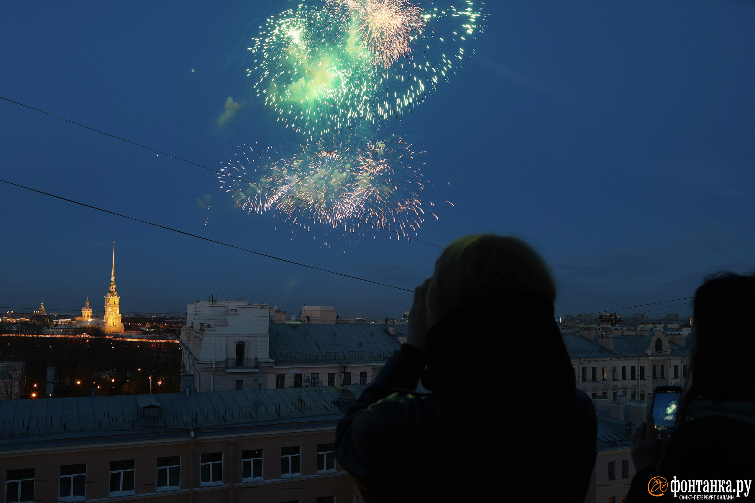 Праздничный салют в Петербурге был дан у Петропавловской крепости - 9 мая  2024 - ФОНТАНКА.ру