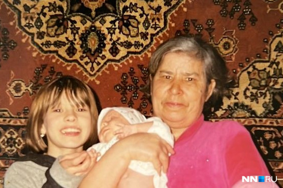 Бабушка Мааян (справа) умерла при загадочных обстоятельствах