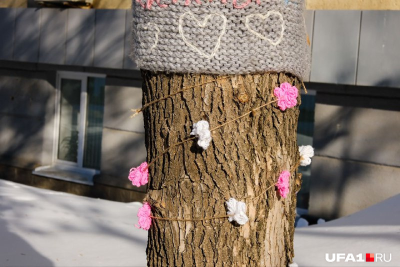 Симпатичные детали на улицах города: для дерева связали «накидку» с сердцами и украсили его бечевкой с маленькими цветочками