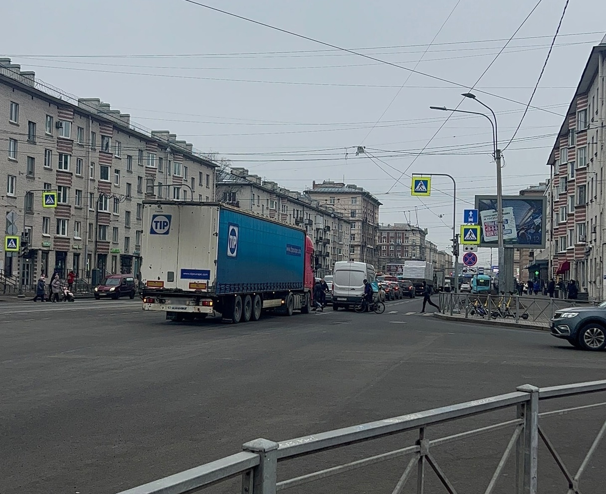 Водители фуры и микроавтобуса решили размяться в пробке на Заневском