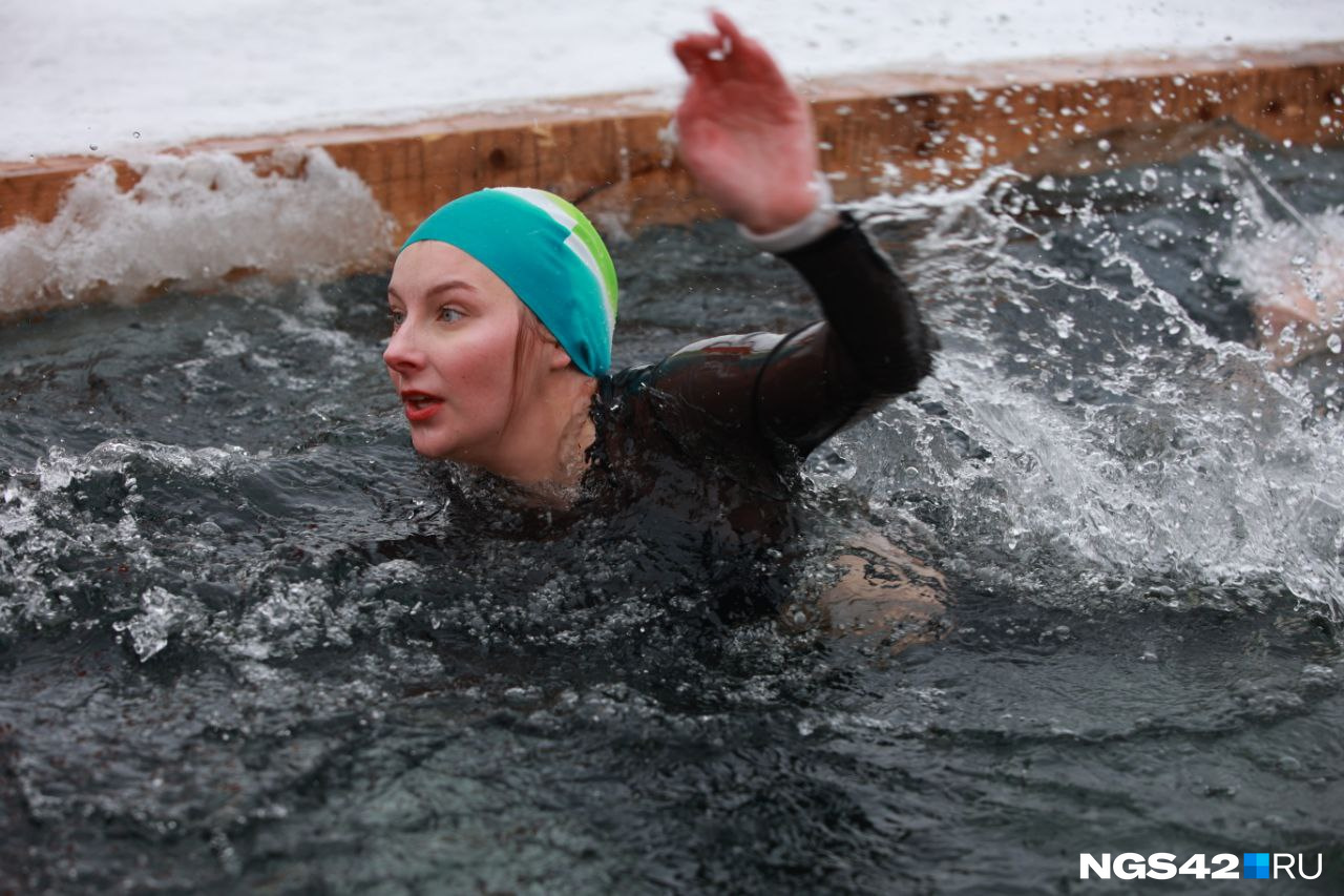 Почти сотня человек бегали по снегу раздетыми и плавали в ледяной воде в Кемерове: фоторепортаж с криатлона