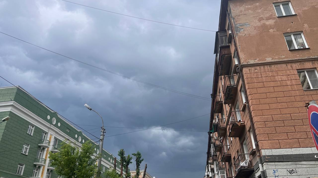 «Это что за апокалипсис?»: Новосибирск накрыл штормовой ветер, надвигается гроза — онлайн