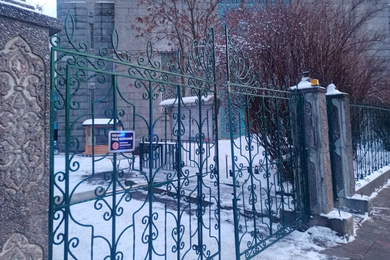 В Петербурге иностранец так хотел попасть в мечеть, что сломал забор